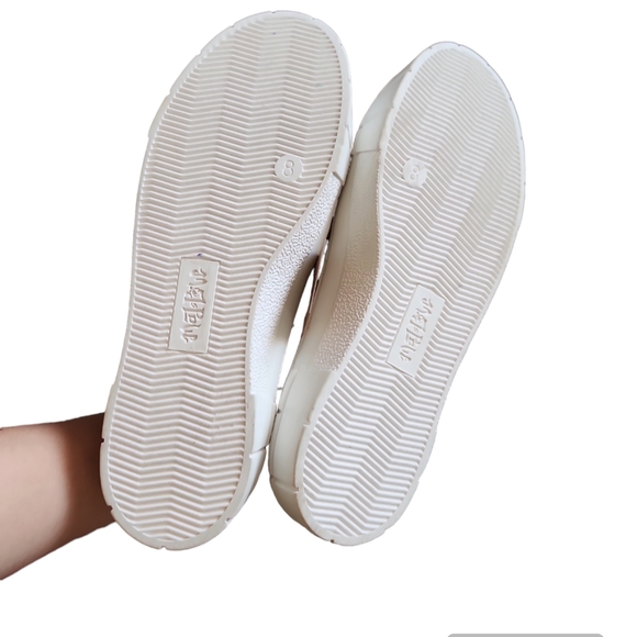 New Sneaker size 8 - Picture 4 of 7